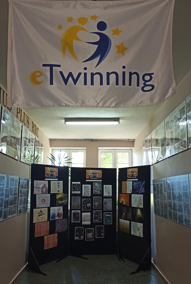 Ilustracja do informacji: Zapraszamy na wystawę do Zespołu Szkół w Reszlu. Kreatywna poezja w ramach międzynarodowego projektu e-twinning “CREATIVITY WITH POETRY”.