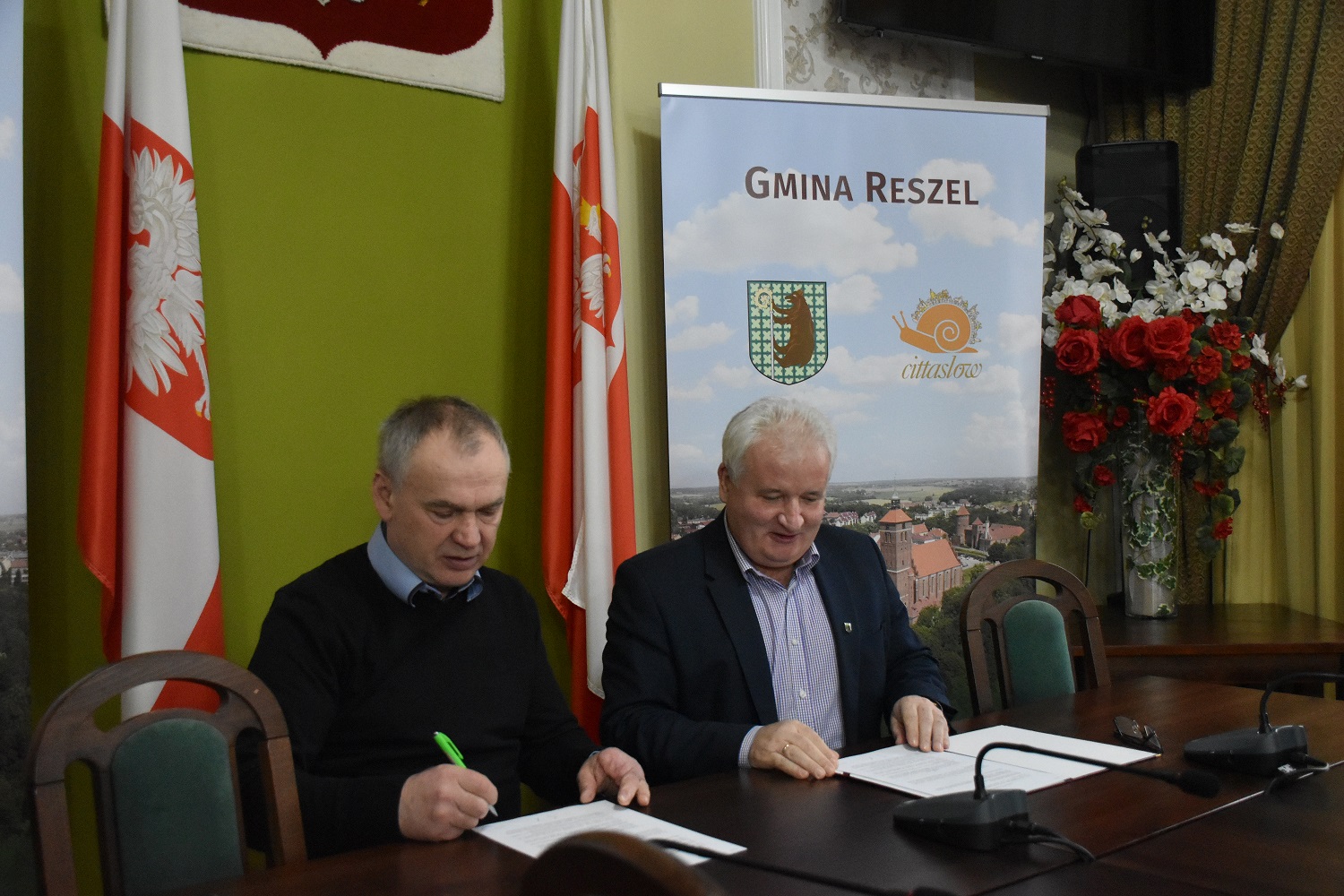 Ilustracja do informacji: Podpisanie umowy na zadanie pod nazwą: ,,Modernizacja oświetlenia ulicznego na terenie miasta i gminy Reszel”. 
